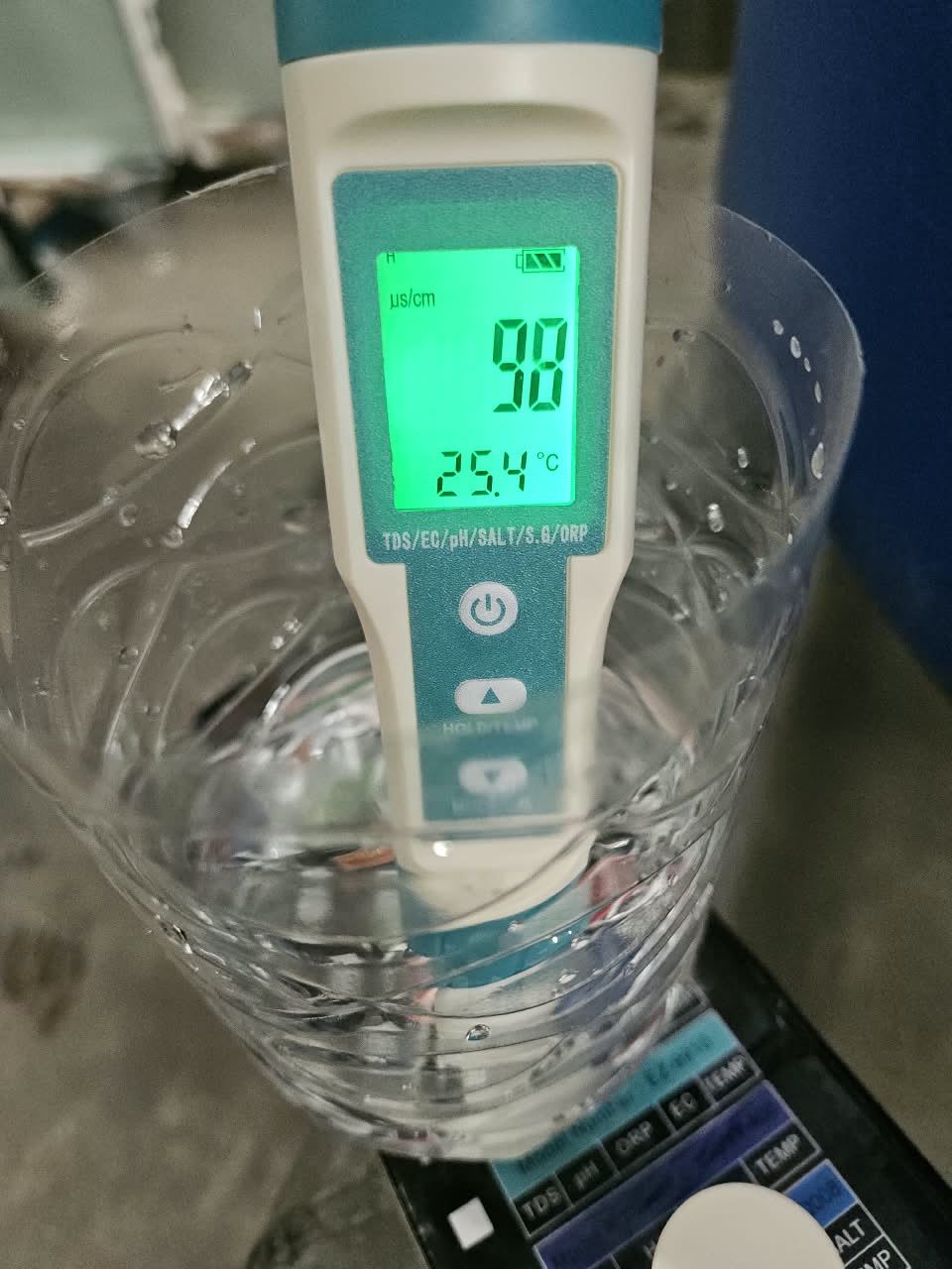 Before-service RO water conductivity reading: 98 microsiemens per centimetre at 25.4 degrees Celsius