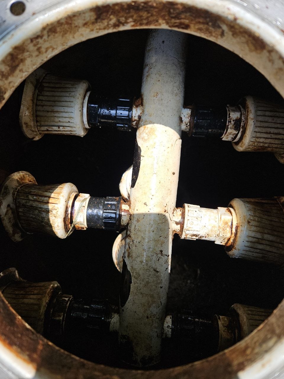 Internal filter distributor during service